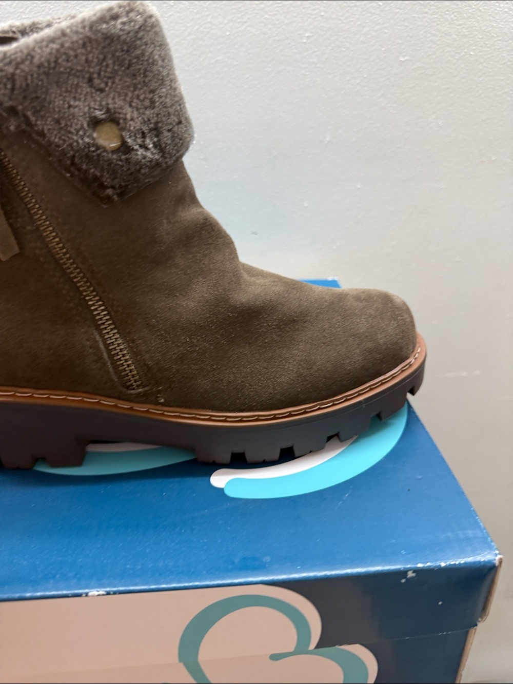 BareTraps WYOMING is Brown Suede Fleece-Cuff Lug Ankle Boot Woman’s Size 7 NWT - Picture 4 of 12